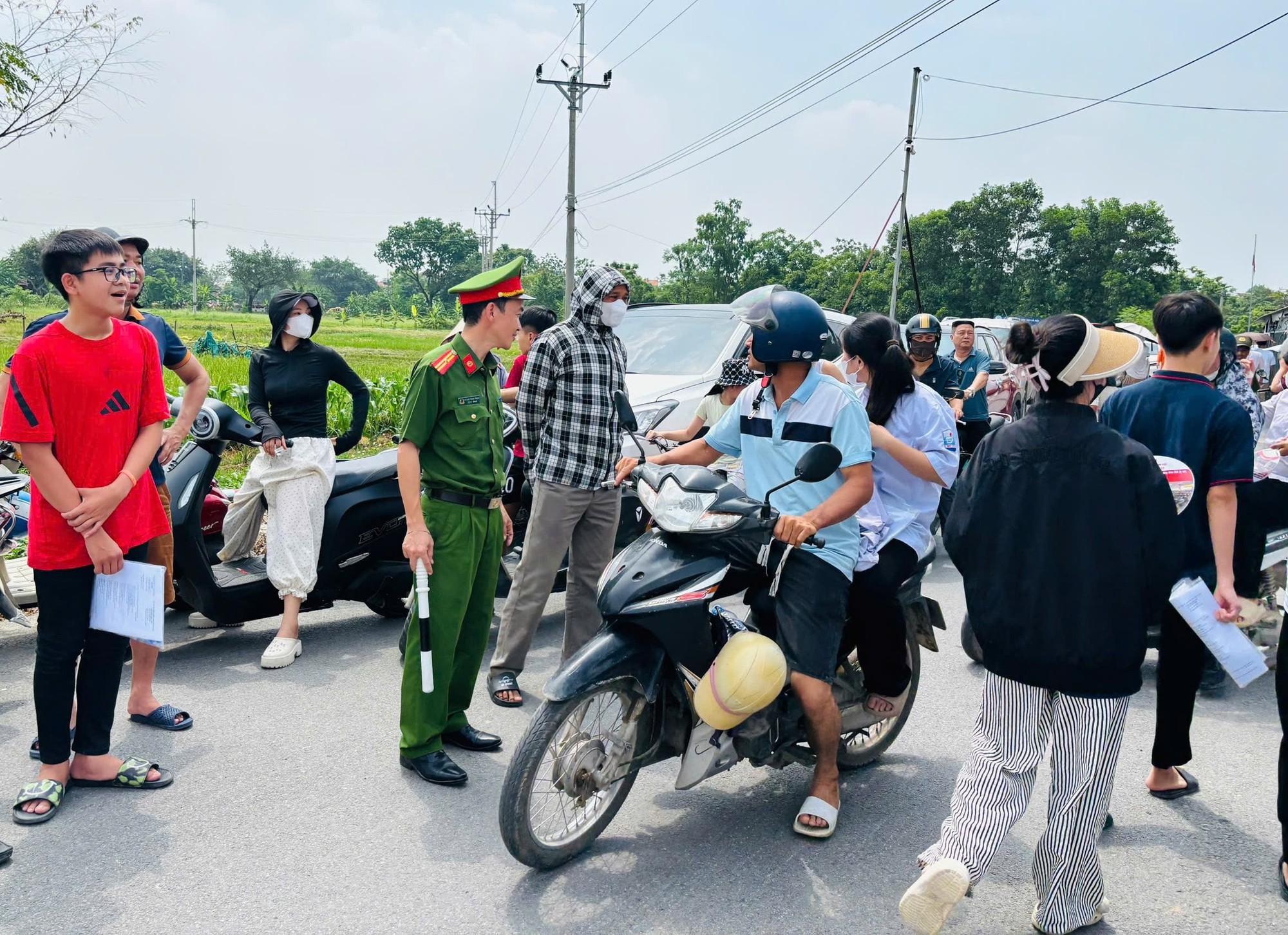 Tam Hưng: Hoàn thành ngày thi đầu tiên vào lớp 10 an toàn, nghiêm túc- Ảnh 4.