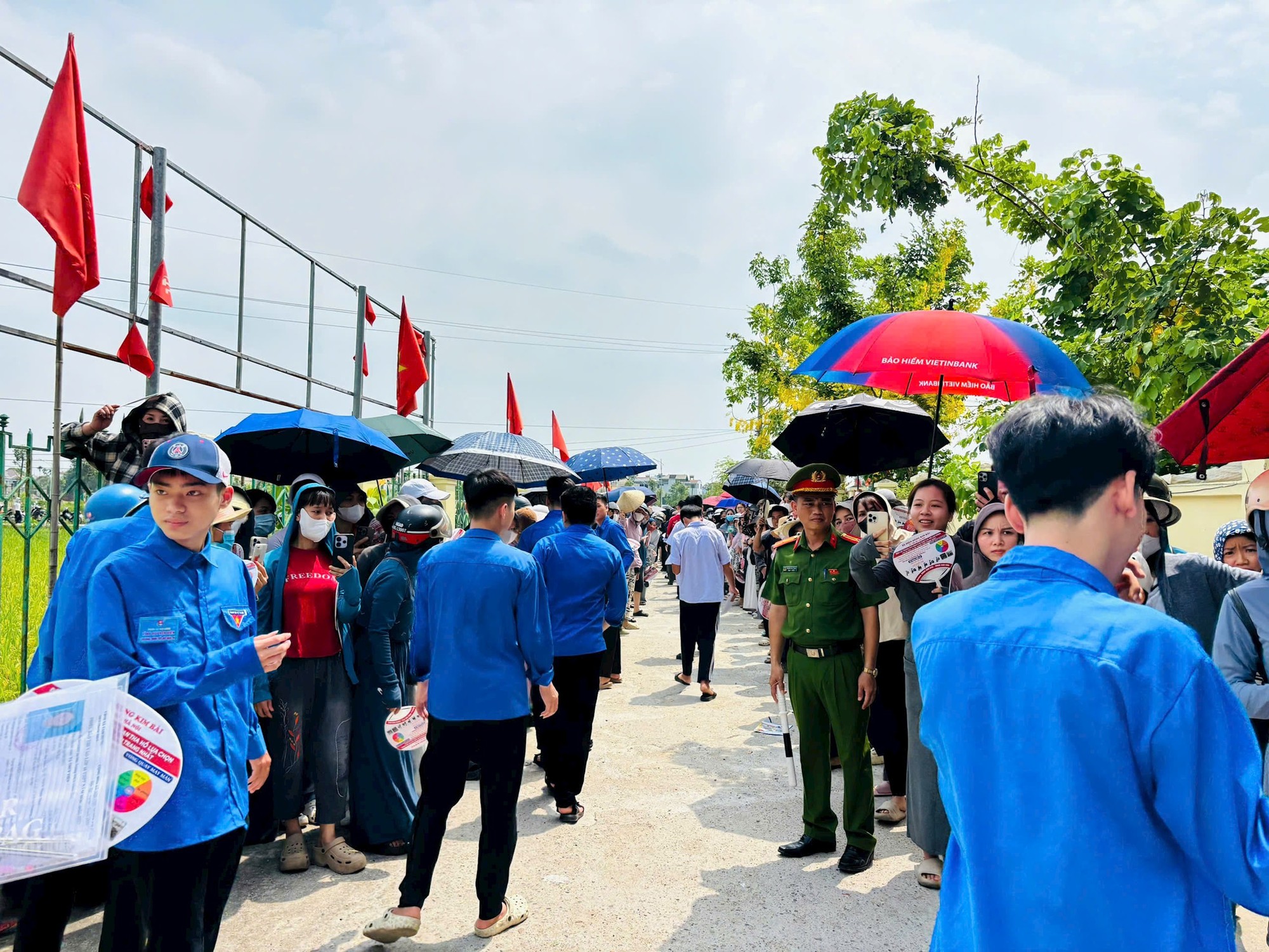 Tam Hưng: Hoàn thành ngày thi đầu tiên vào lớp 10 an toàn, nghiêm túc- Ảnh 3.