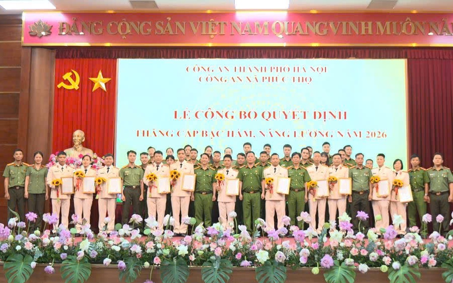 Công an xã Phúc Thọ công bố Quyết định thăng cấp bậc hàm, nâng bậc lương cho cán bộ, chiến sĩ đến niên hạn