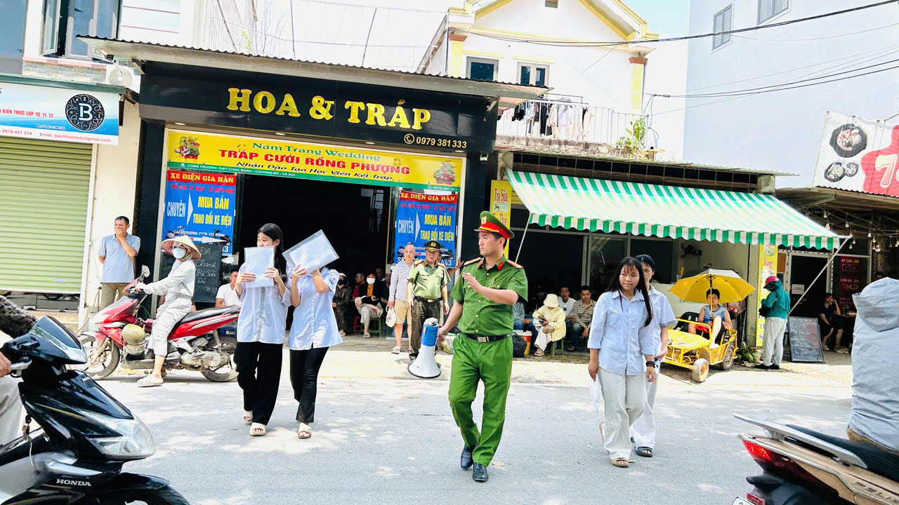Chiều 30-5, Lực lượng Công an và các đội hình tình nguyện tiếp tục hỗ trợ tại điểm thi trường THPT Chúc Động - Ảnh 1.