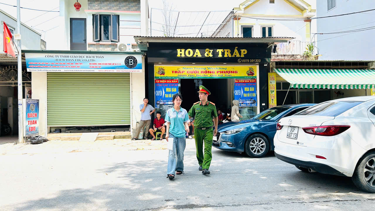Chiều 30-5, Lực lượng Công an và các đội hình tình nguyện tiếp tục hỗ trợ tại điểm thi trường THPT Chúc Động - Ảnh 2.