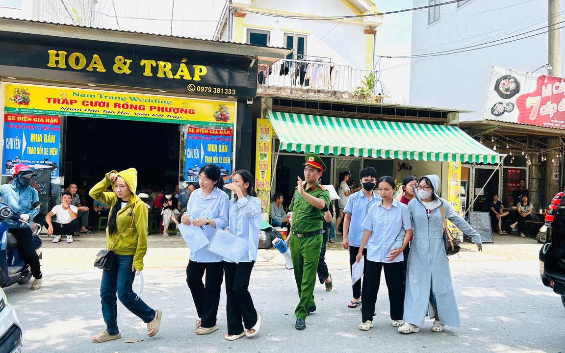 Chiều 30-5, Lực lượng Công an và các đội hình tình nguyện tiếp tục hỗ trợ tại điểm thi trường THPT Chúc Động 