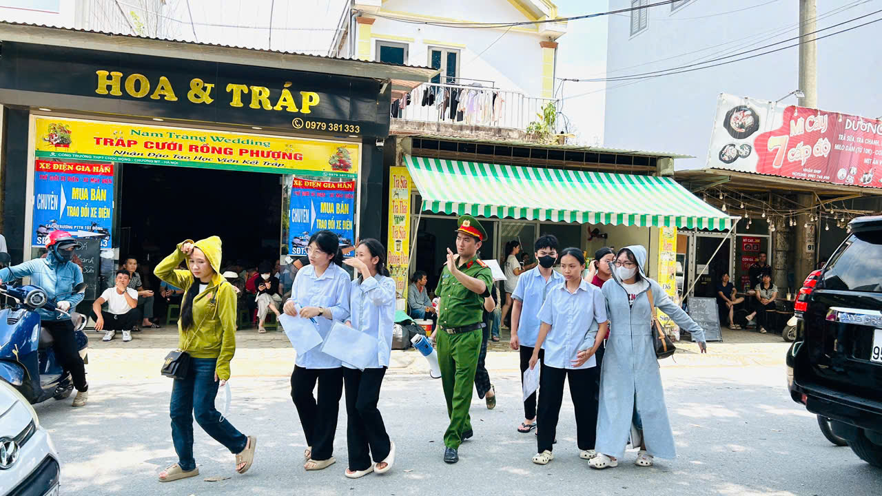 Chiều 30-5, Lực lượng Công an và các đội hình tình nguyện tiếp tục hỗ trợ tại điểm thi trường THPT Chúc Động - Ảnh 3.