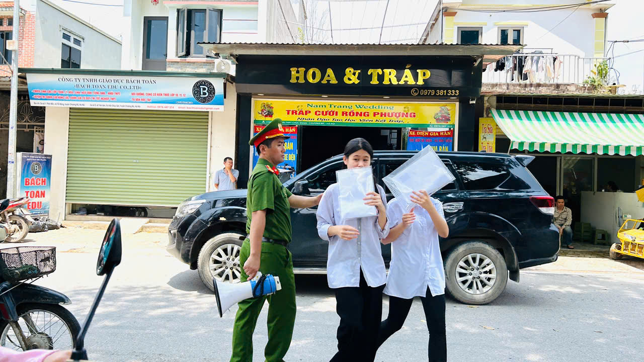 Chiều 30-5, Lực lượng Công an và các đội hình tình nguyện tiếp tục hỗ trợ tại điểm thi trường THPT Chúc Động - Ảnh 4.