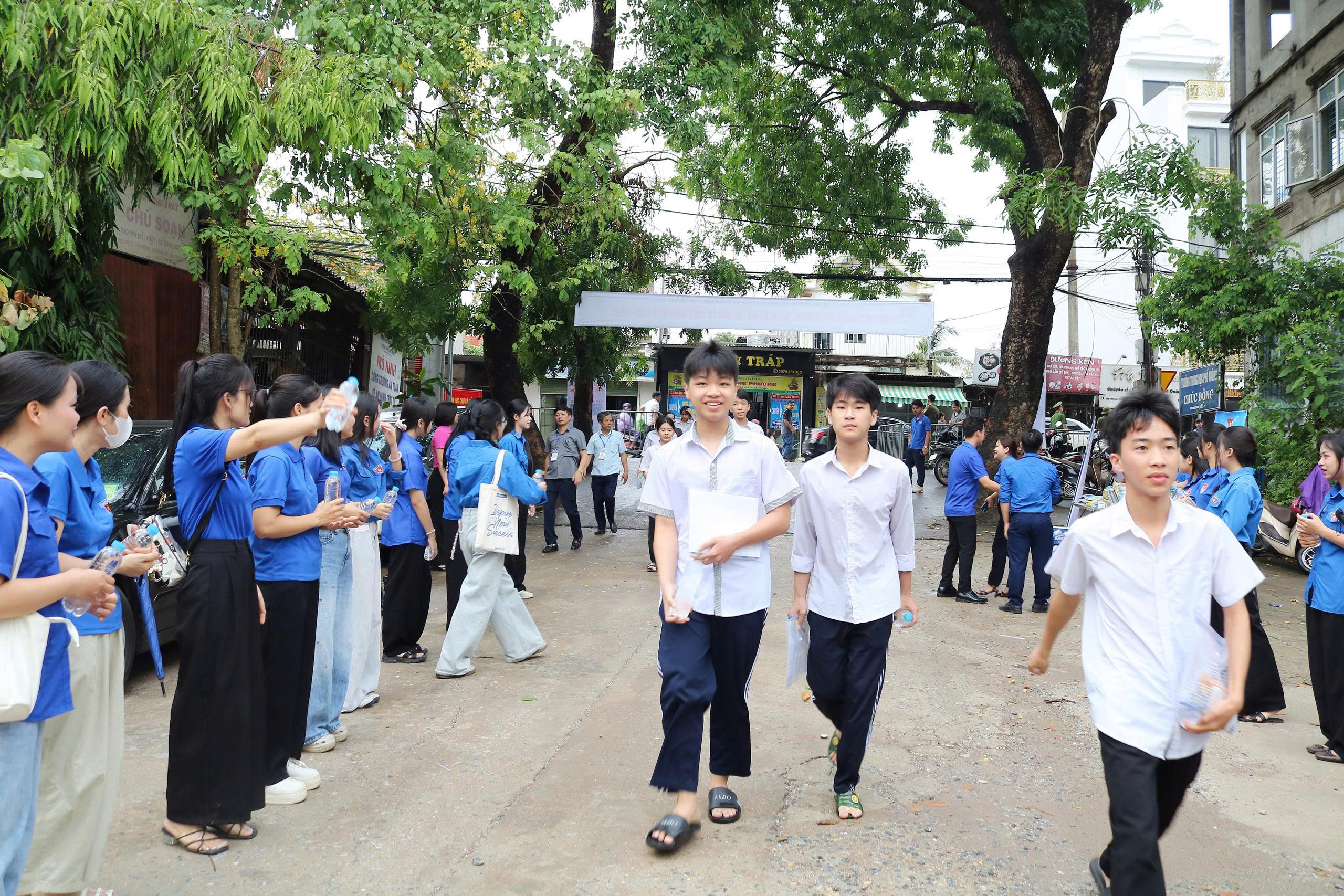 Chiều 30-5, Lực lượng Công an và các đội hình tình nguyện tiếp tục hỗ trợ tại điểm thi trường THPT Chúc Động - Ảnh 5.