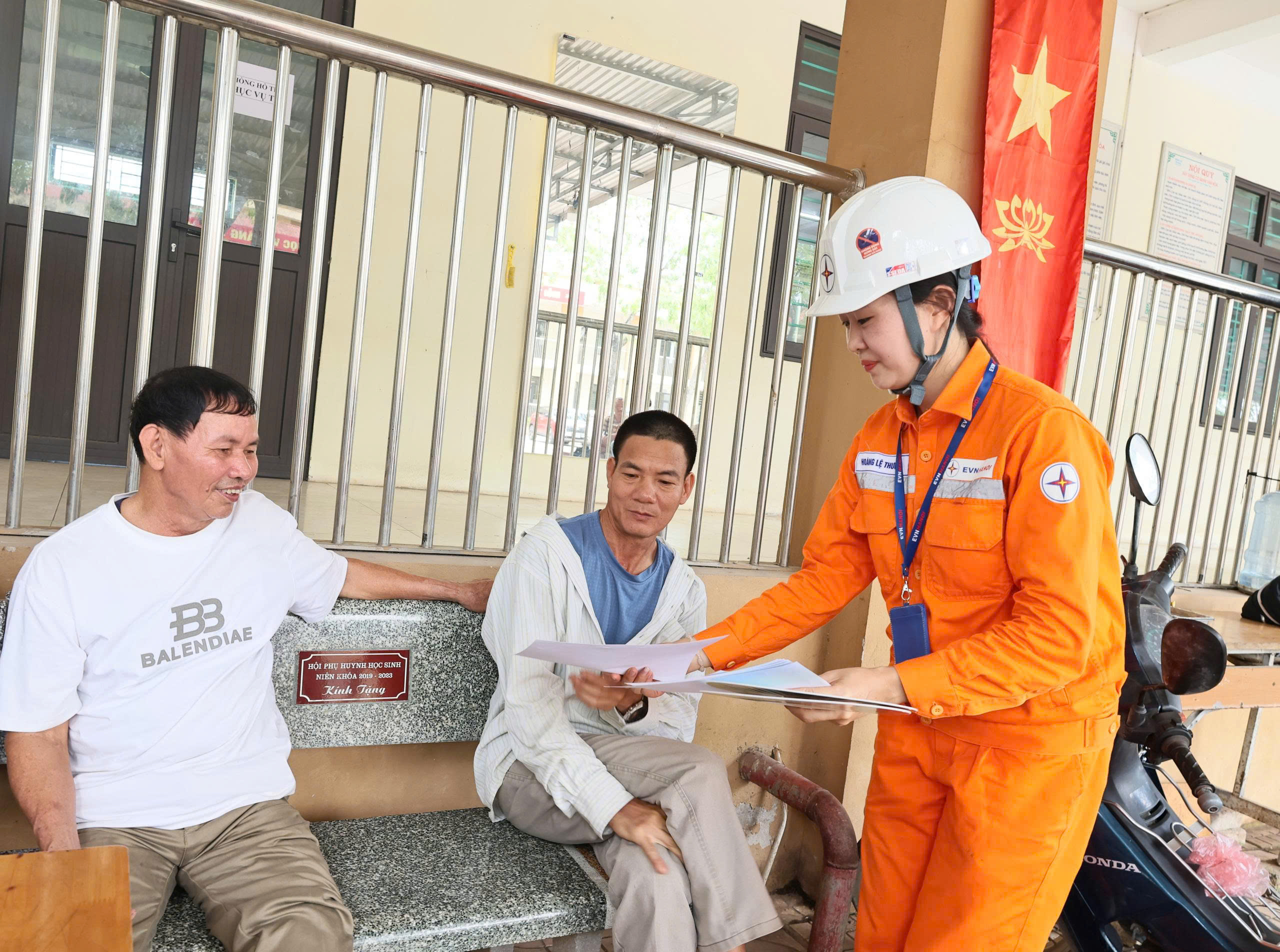 Chiều 30-5, Lực lượng Công an và các đội hình tình nguyện tiếp tục hỗ trợ tại điểm thi trường THPT Chúc Động - Ảnh 9.