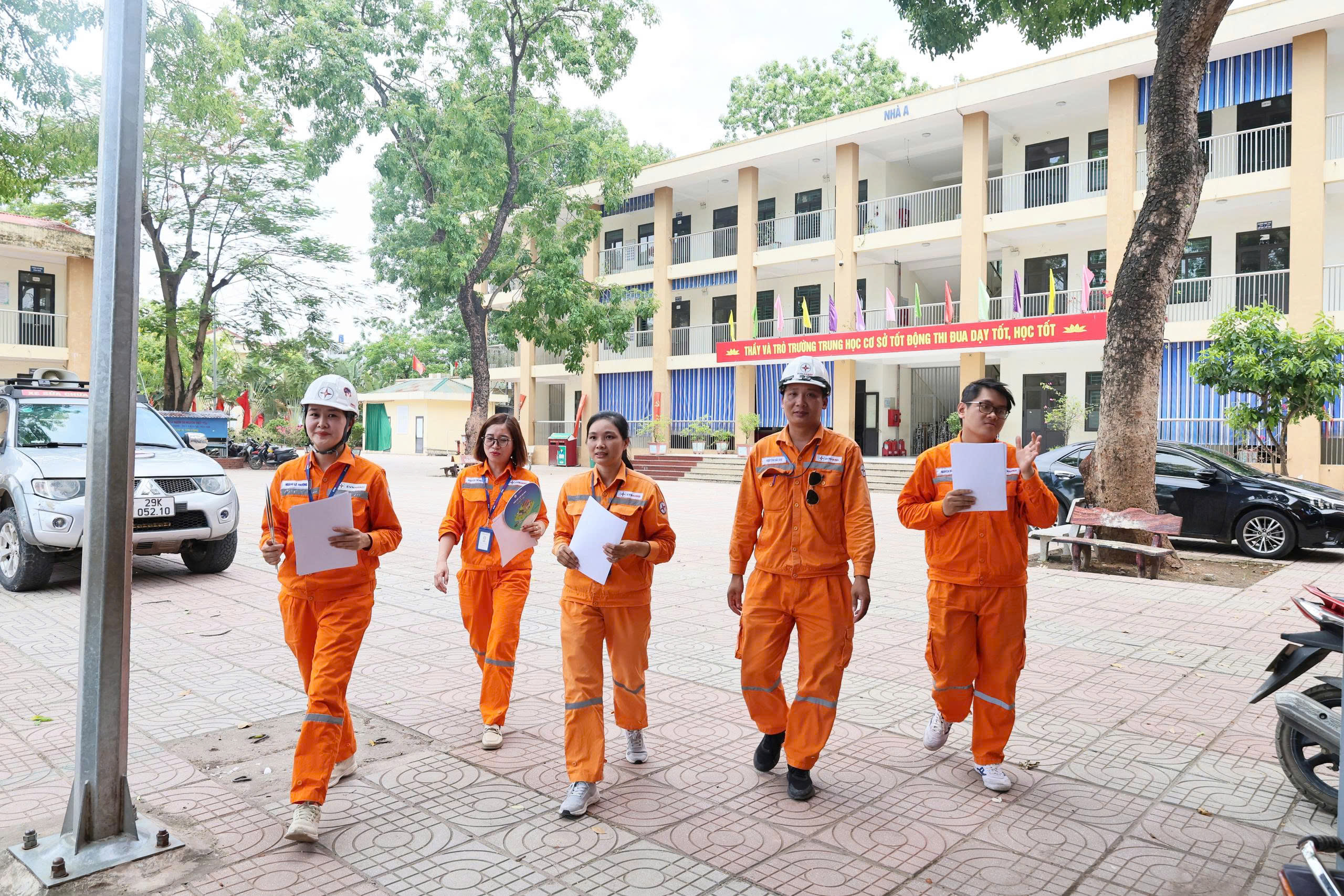 Chiều 30-5, Lực lượng Công an và các đội hình tình nguyện tiếp tục hỗ trợ tại điểm thi trường THPT Chúc Động - Ảnh 12.