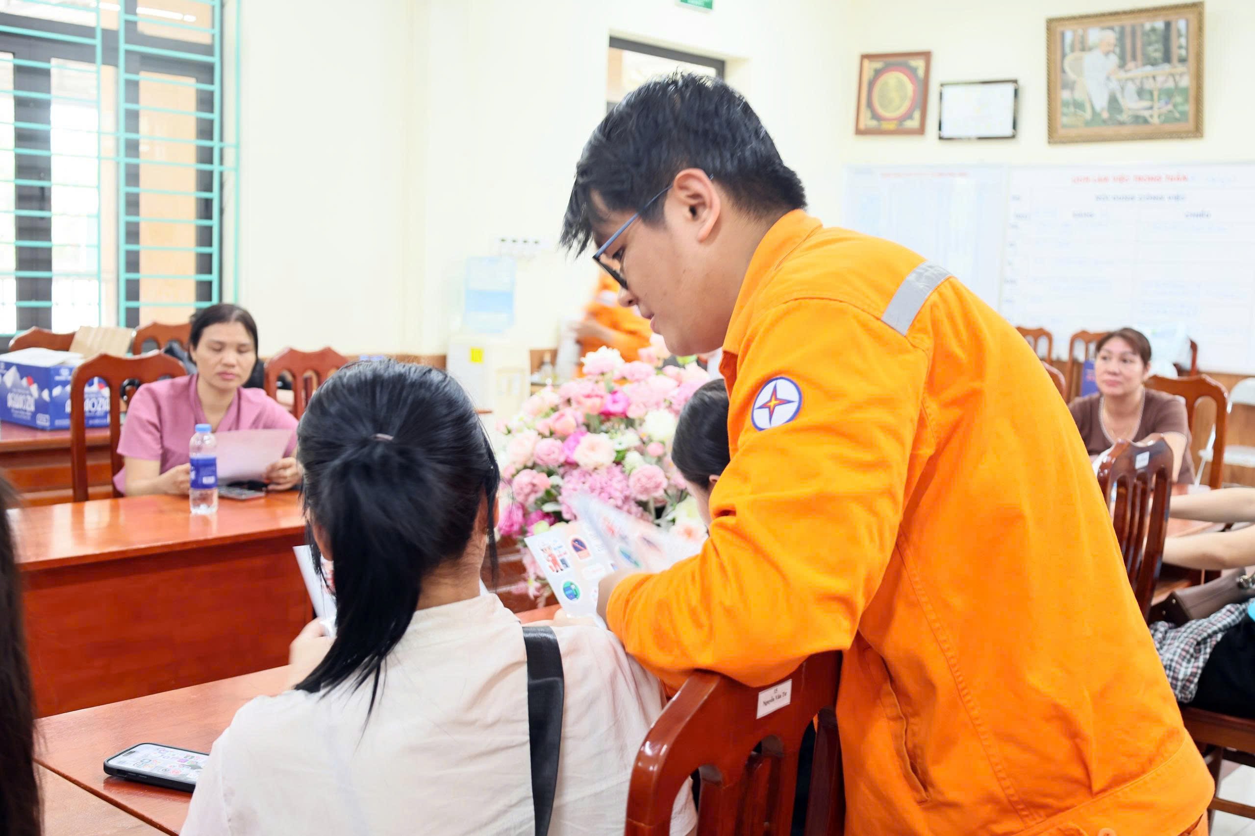 Chiều 30-5, Lực lượng Công an và các đội hình tình nguyện tiếp tục hỗ trợ tại điểm thi trường THPT Chúc Động - Ảnh 13.