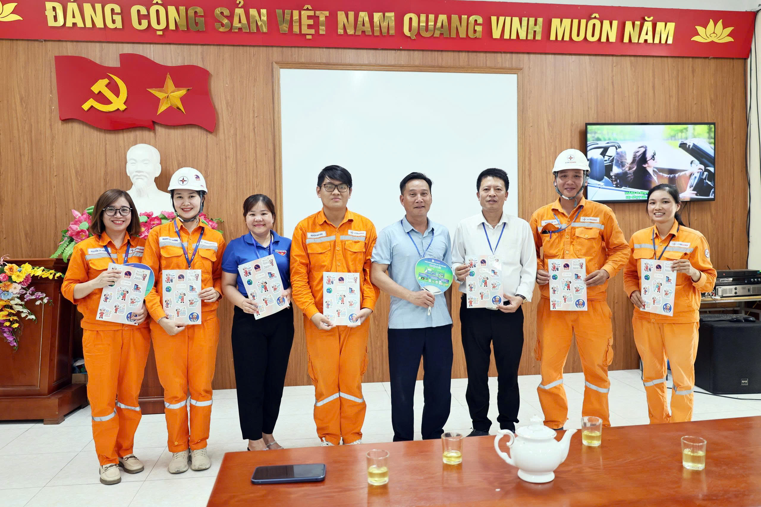 Chiều 30-5, Lực lượng Công an và các đội hình tình nguyện tiếp tục hỗ trợ tại điểm thi trường THPT Chúc Động - Ảnh 14.