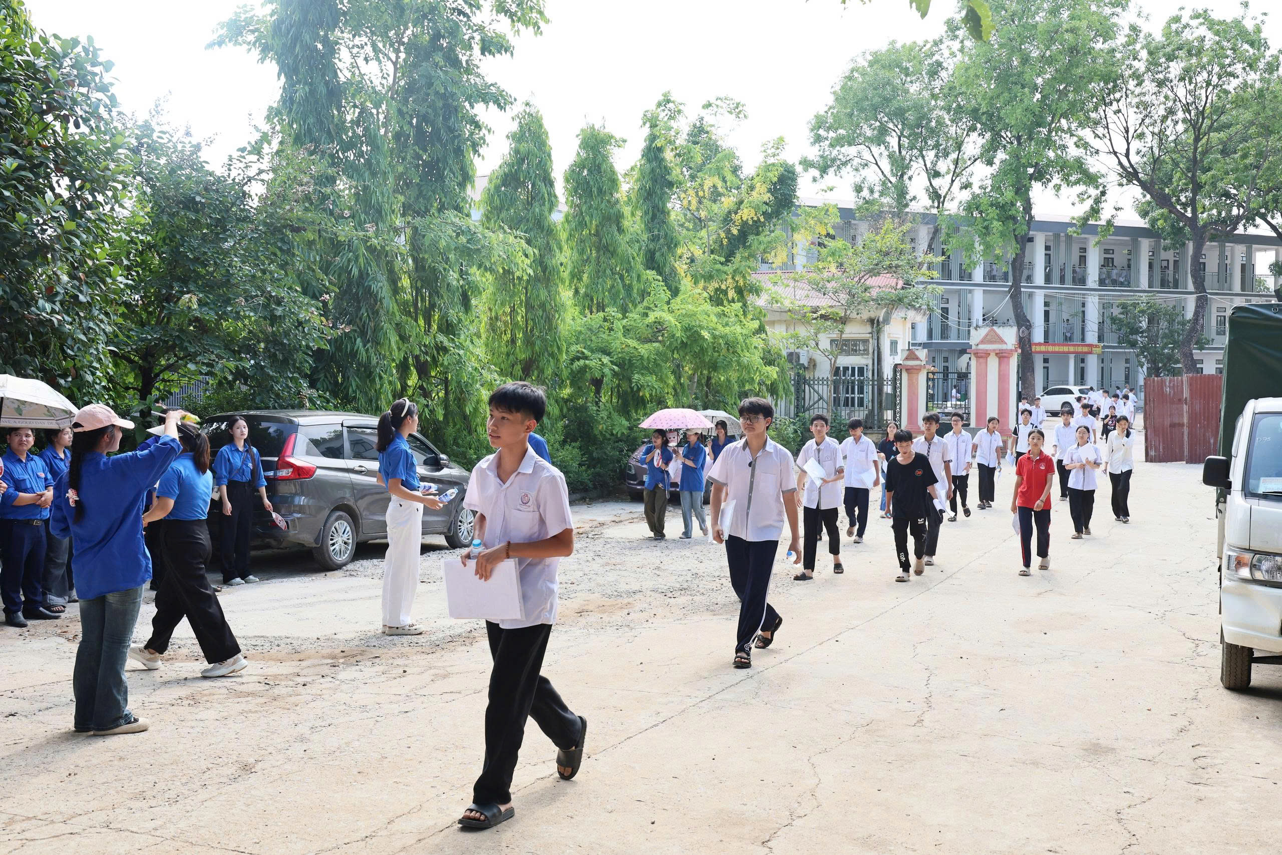 Chiều 30-5, Lực lượng Công an và các đội hình tình nguyện tiếp tục hỗ trợ tại điểm thi trường THPT Chúc Động - Ảnh 7.