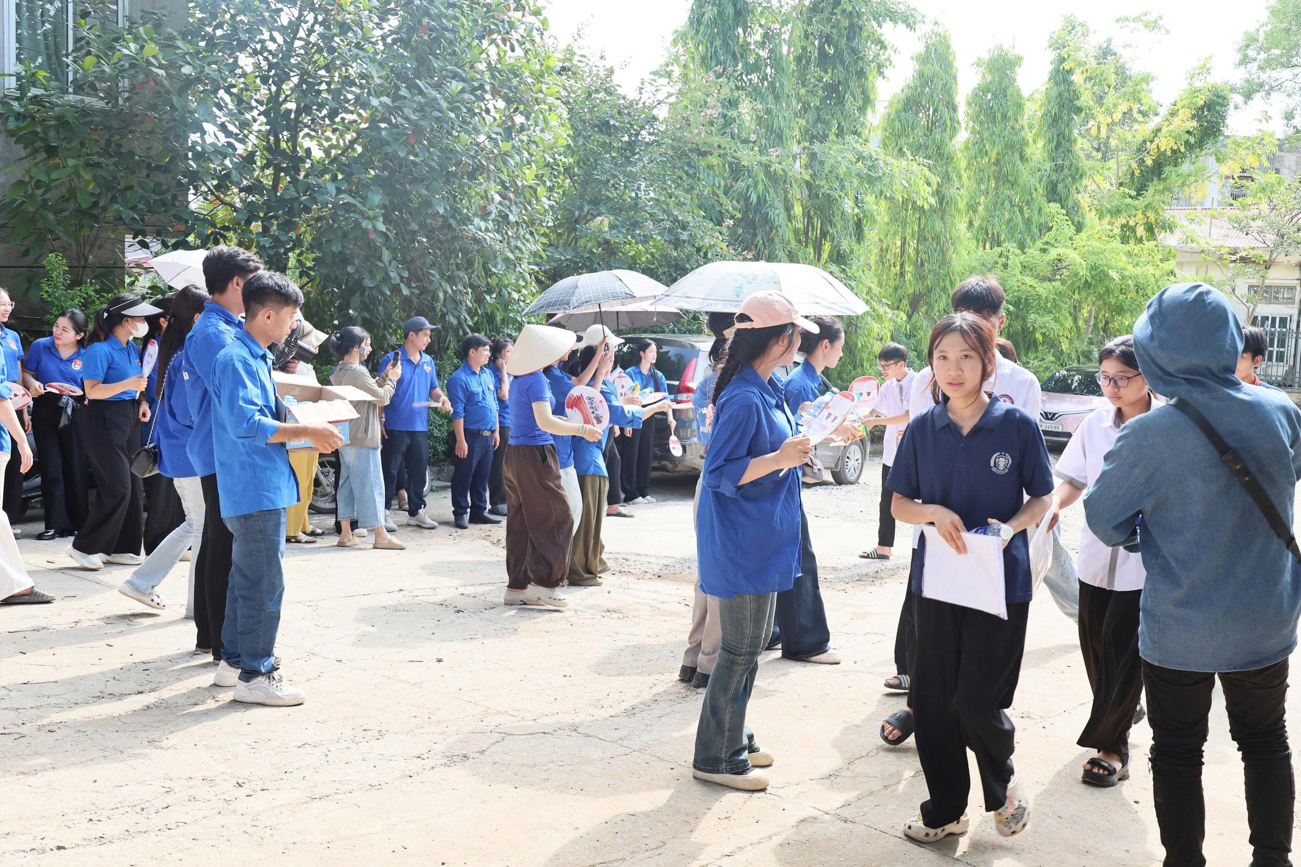 Chiều 30-5, Lực lượng Công an và các đội hình tình nguyện tiếp tục hỗ trợ tại điểm thi trường THPT Chúc Động - Ảnh 8.
