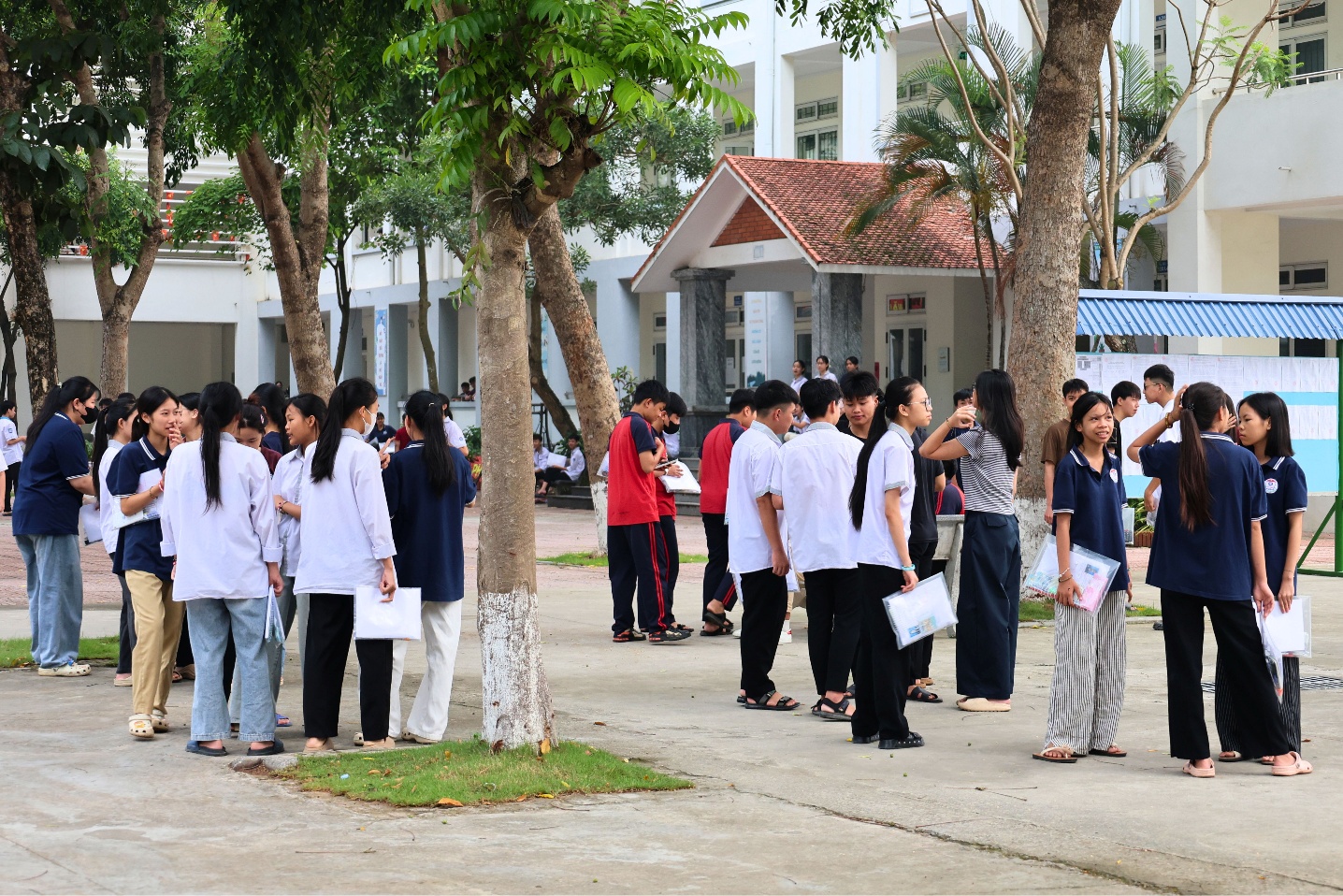Xã Tiến Thắng: Ngày thi cuối cùng tại điểm thi trường THPT Tự Lập diễn ra thuận lợi, đúng quy chế- Ảnh 1.