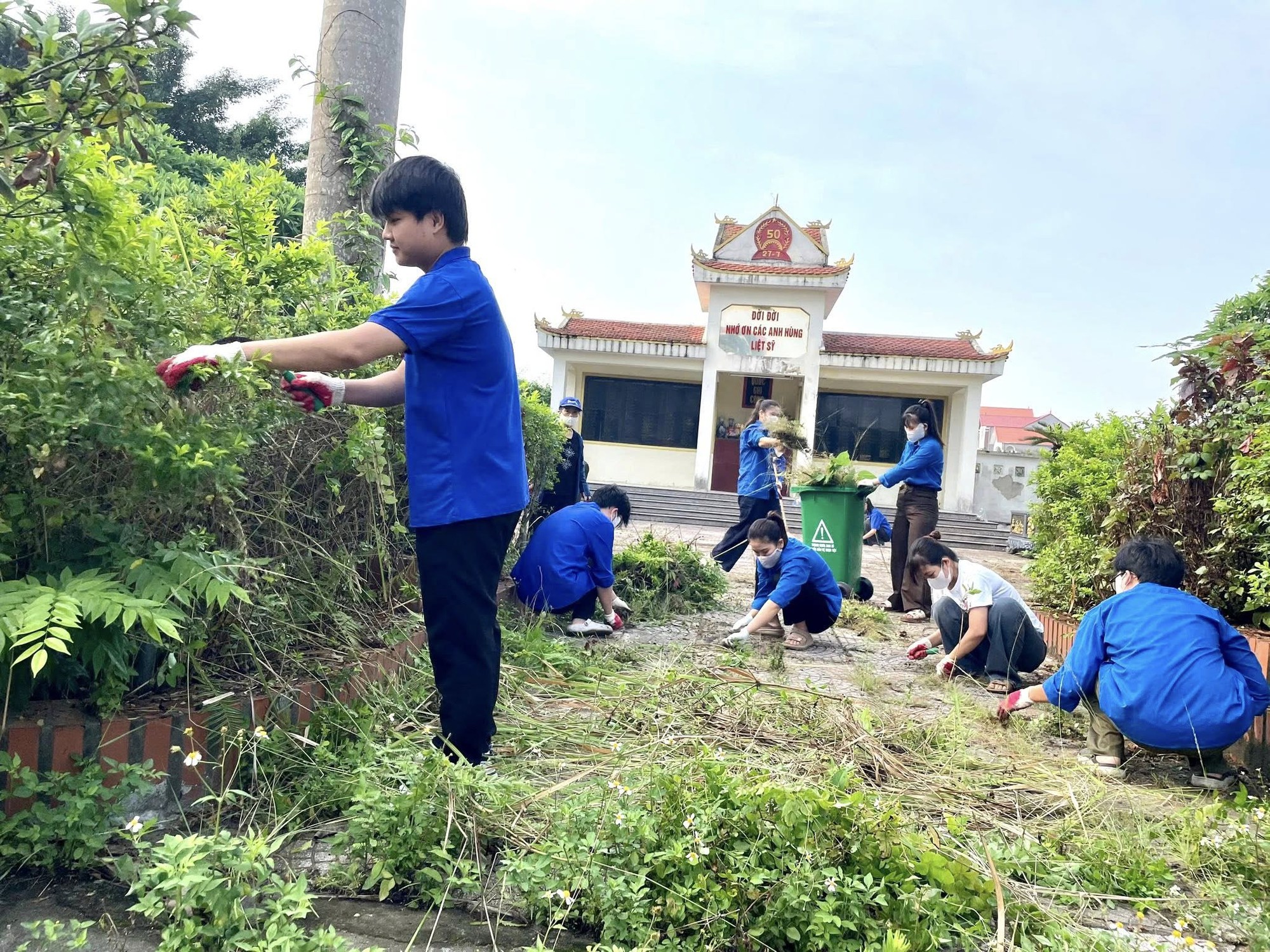 Ra quân tổng vệ sinh khuôn viên Đài tưởng niệm liệt sĩ Dương Quang- Ảnh 1.