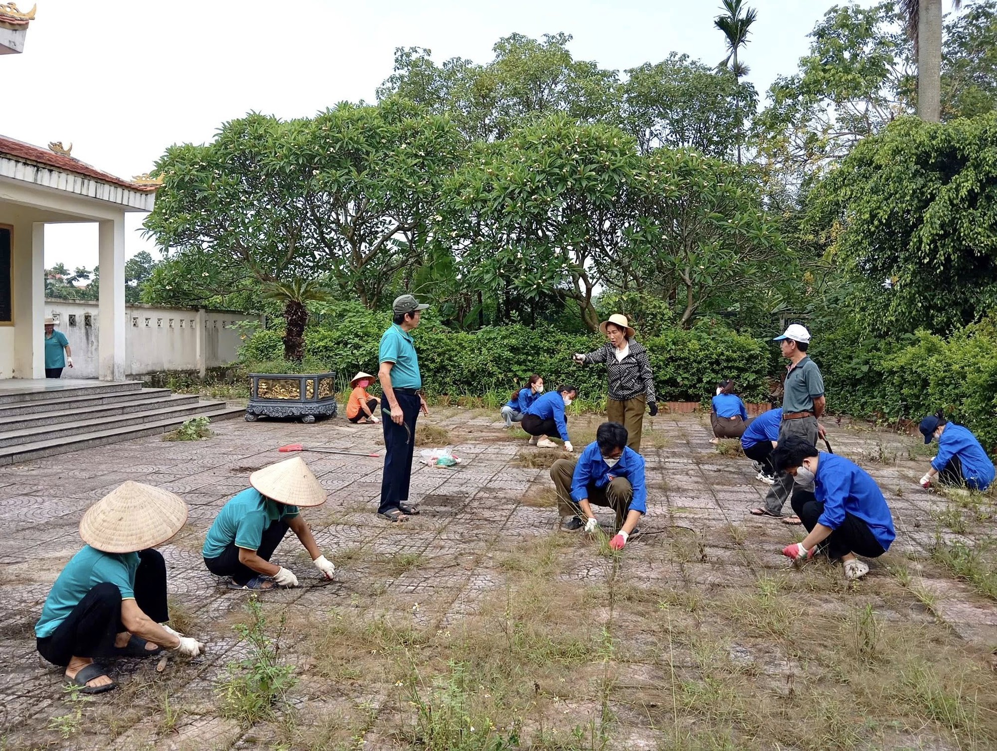 Ra quân tổng vệ sinh khuôn viên Đài tưởng niệm liệt sĩ Dương Quang- Ảnh 2.