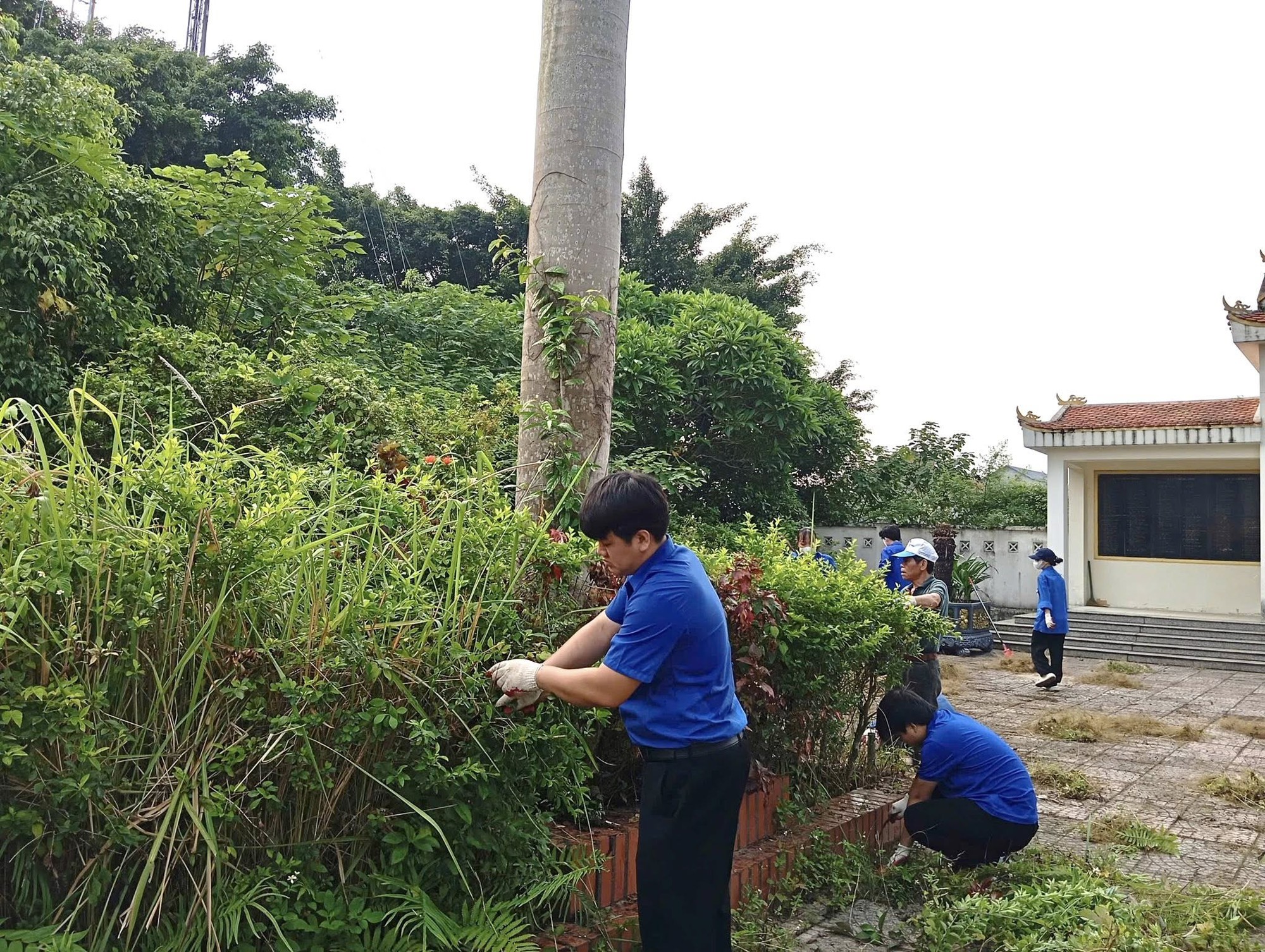 Ra quân tổng vệ sinh khuôn viên Đài tưởng niệm liệt sĩ Dương Quang- Ảnh 3.