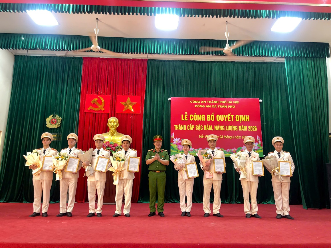 Công an xã Trần Phú: tổ chức Lễ công bố Quyết định thăng cấp bậc hàm, nâng bậc lương và chuyển diện bố trí cán bộ năm 2026

- Ảnh 1.