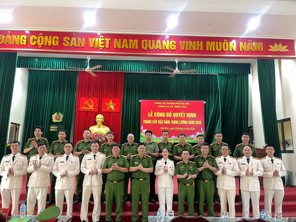Công an xã Trần Phú: tổ chức Lễ công bố Quyết định thăng cấp bậc hàm, nâng bậc lương và chuyển diện bố trí cán bộ năm 2026

- Ảnh 3.