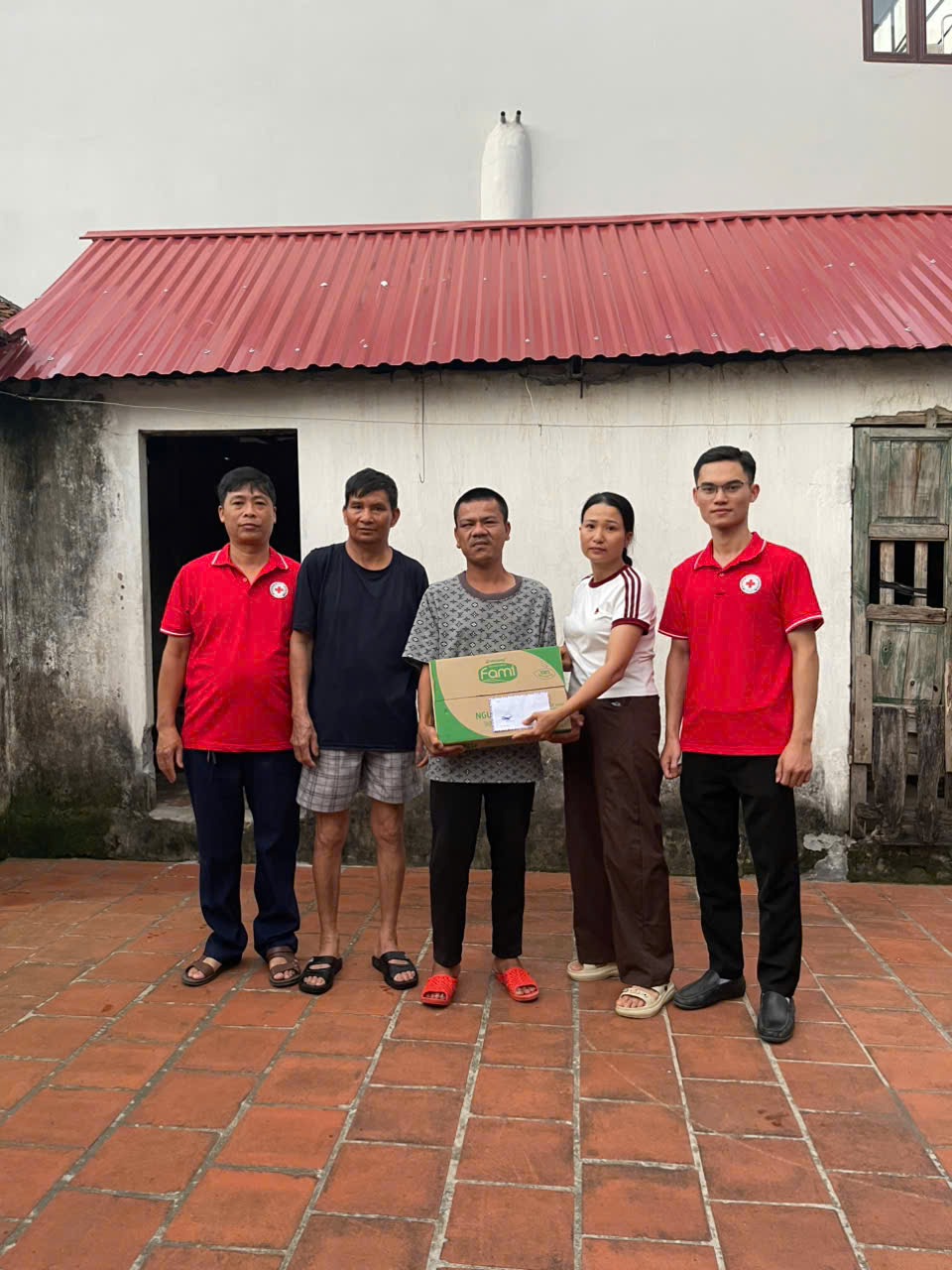 HỘI CHỮ THẬP ĐỎ XÃ TRẦN PHÚ PHỐI KẾT HỢP VỚI HỘI TIỆN NGUYỆN HẠNH HỮU VĂN THĂM VÀ TẶNG QUÀ CÁC HỘ GIA ĐÌNH CÓ HOÀN CẢNH KHÓ KHĂN- Ảnh 1.