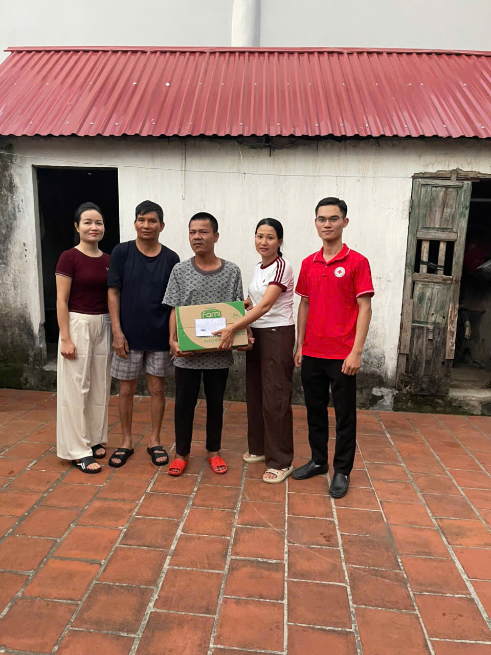 HỘI CHỮ THẬP ĐỎ XÃ TRẦN PHÚ PHỐI KẾT HỢP VỚI HỘI TIỆN NGUYỆN HẠNH HỮU VĂN THĂM VÀ TẶNG QUÀ CÁC HỘ GIA ĐÌNH CÓ HOÀN CẢNH KHÓ KHĂN- Ảnh 2.