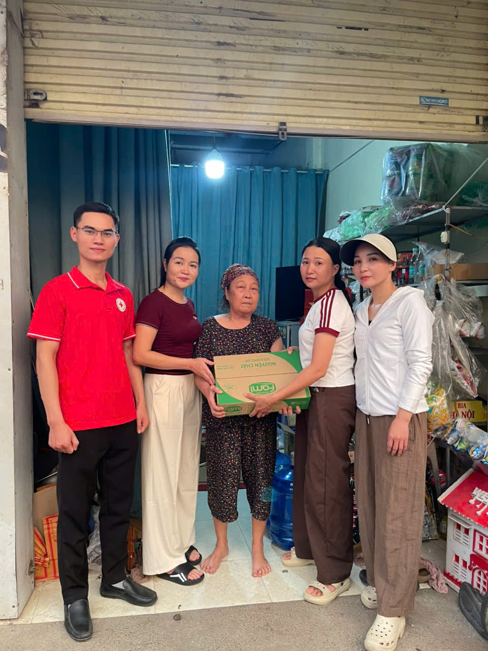 HỘI CHỮ THẬP ĐỎ XÃ TRẦN PHÚ PHỐI KẾT HỢP VỚI HỘI TIỆN NGUYỆN HẠNH HỮU VĂN THĂM VÀ TẶNG QUÀ CÁC HỘ GIA ĐÌNH CÓ HOÀN CẢNH KHÓ KHĂN- Ảnh 3.