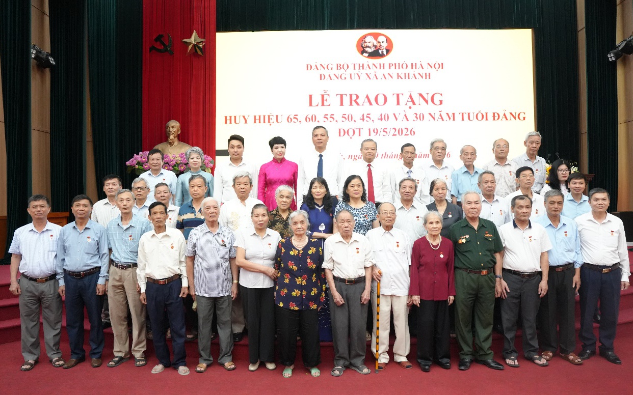 An Khánh: 34 đảng viên được trao tặng Huy hiệu Đảng đợt 19/5