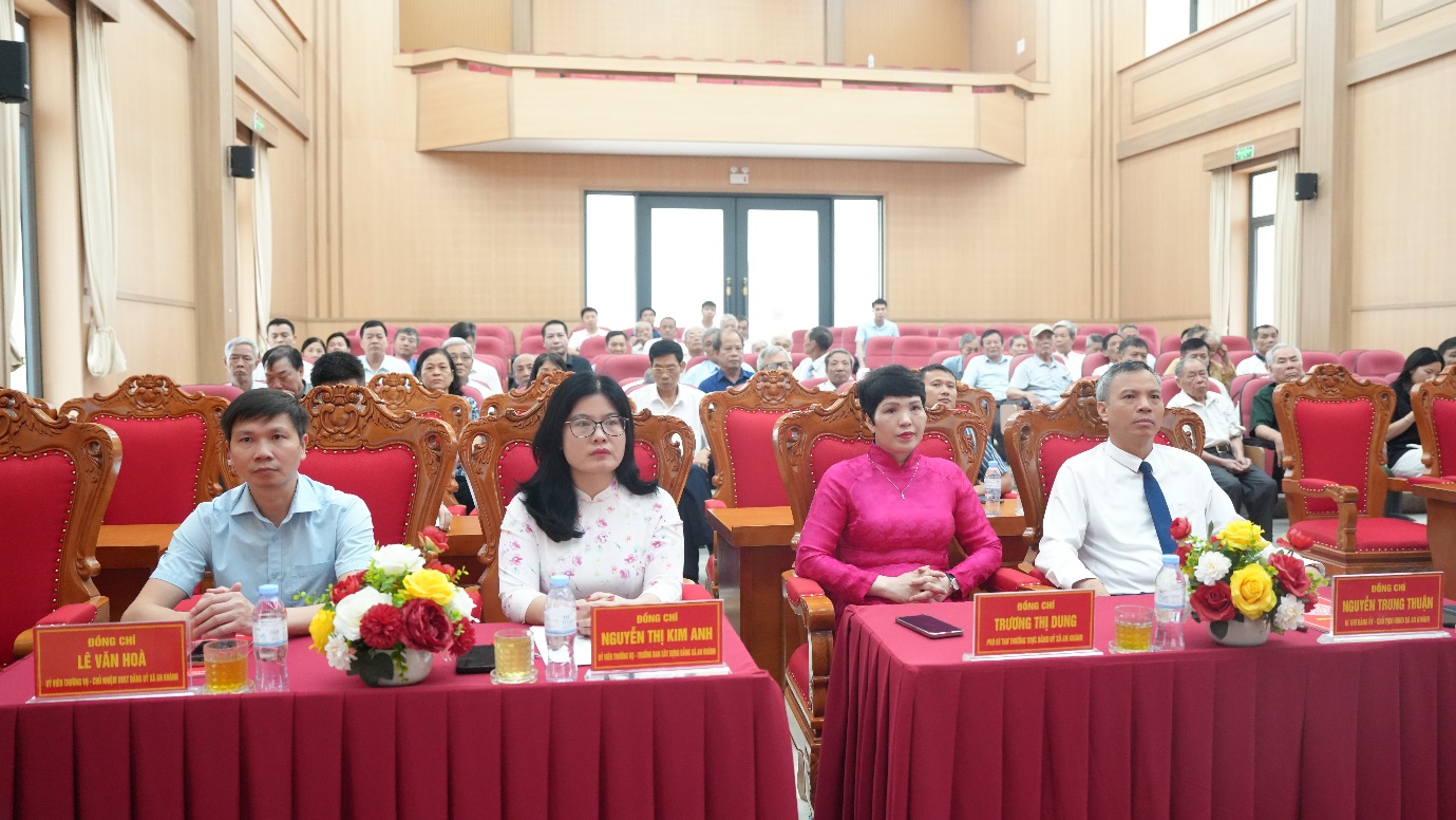 An Khánh: 34 đảng viên được trao tặng Huy hiệu Đảng đợt 19/5- Ảnh 1.