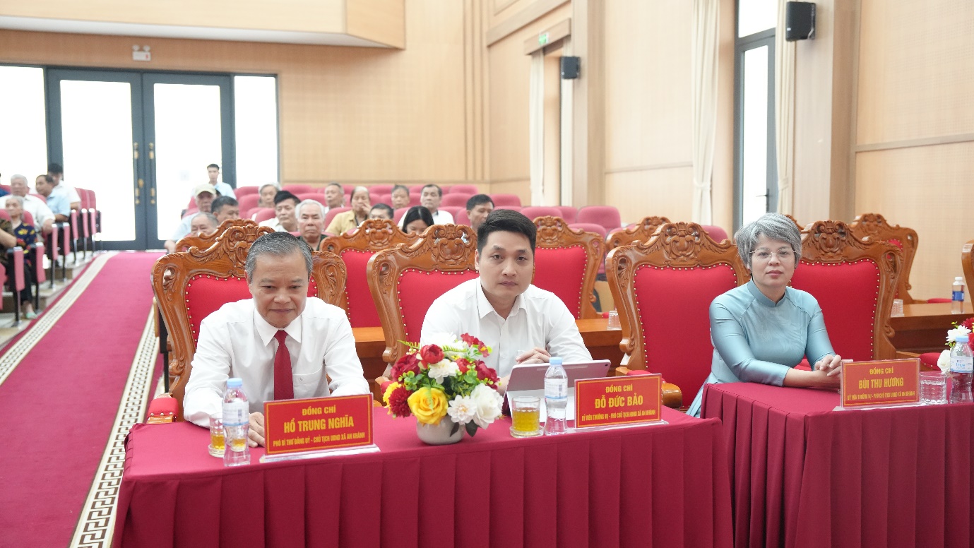 An Khánh: 34 đảng viên được trao tặng Huy hiệu Đảng đợt 19/5- Ảnh 2.