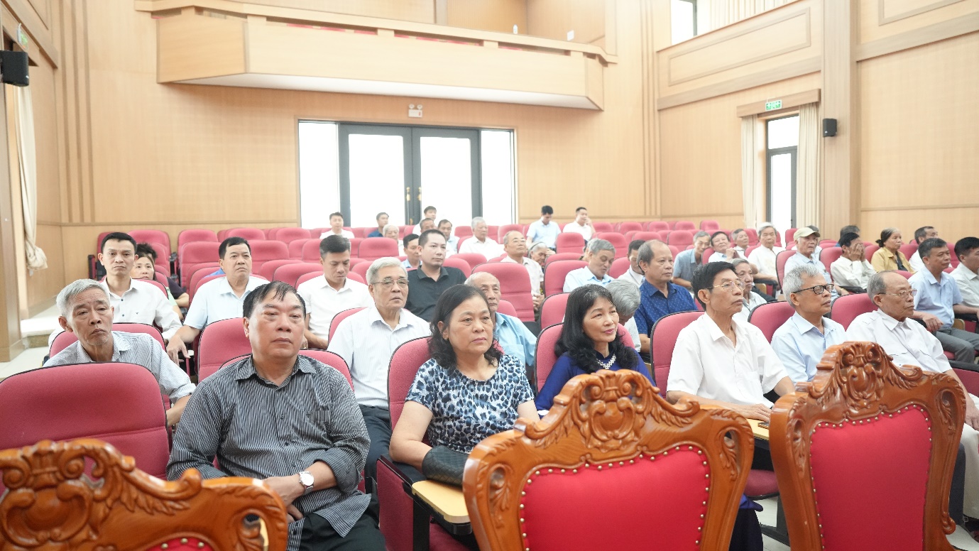 An Khánh: 34 đảng viên được trao tặng Huy hiệu Đảng đợt 19/5- Ảnh 3.