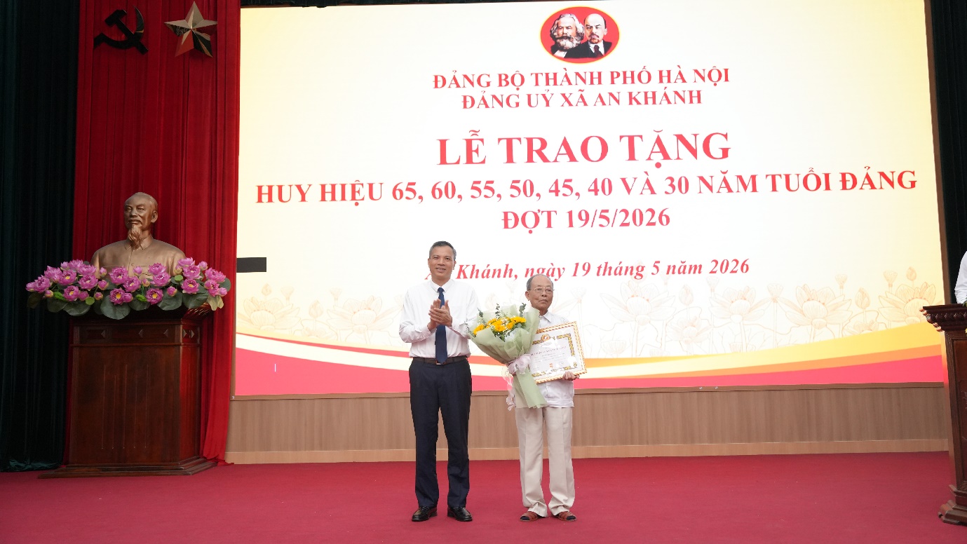 An Khánh: 34 đảng viên được trao tặng Huy hiệu Đảng đợt 19/5- Ảnh 5.