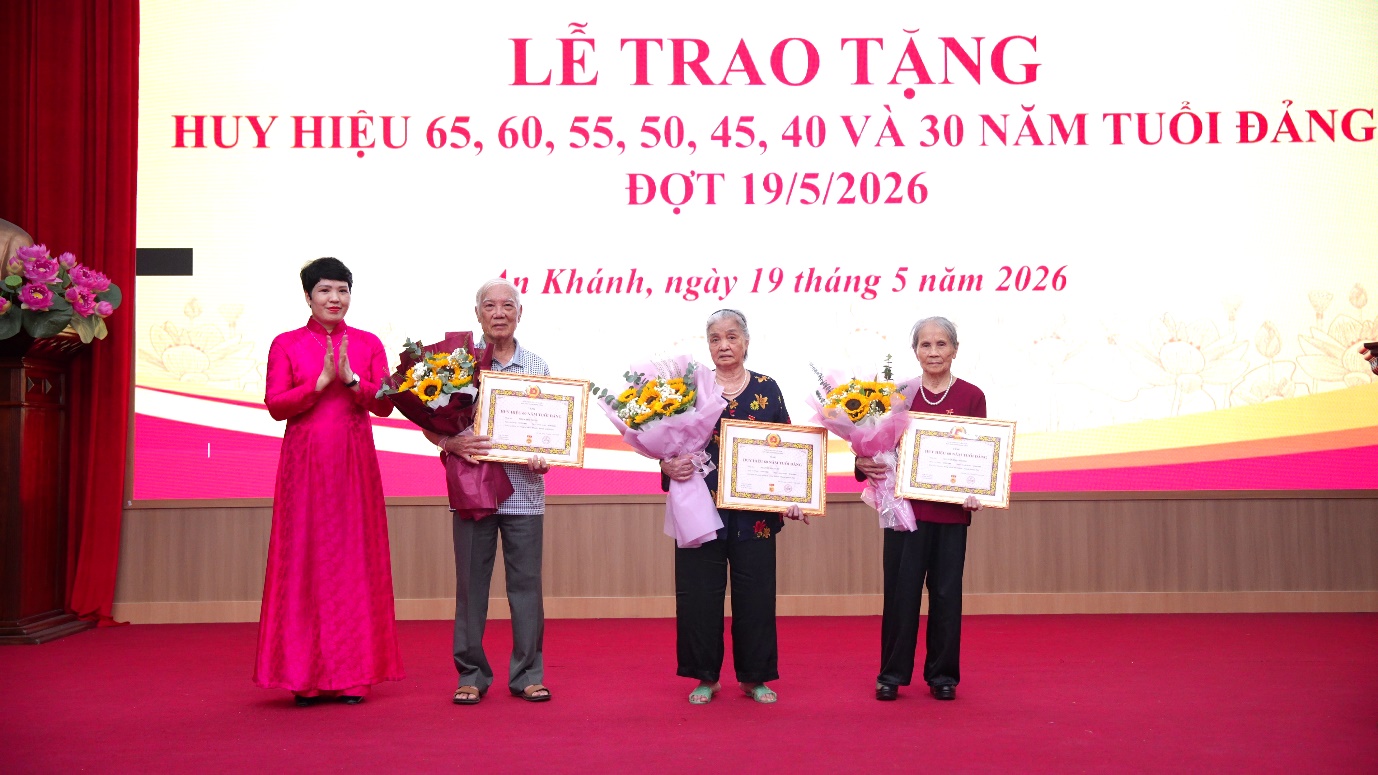 An Khánh: 34 đảng viên được trao tặng Huy hiệu Đảng đợt 19/5- Ảnh 6.