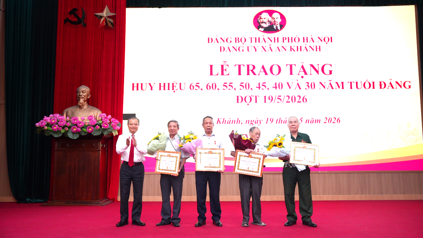 An Khánh: 34 đảng viên được trao tặng Huy hiệu Đảng đợt 19/5- Ảnh 7.