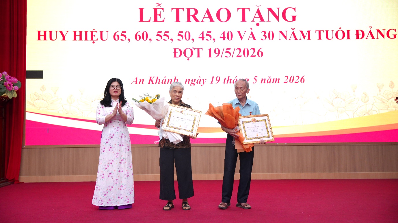 An Khánh: 34 đảng viên được trao tặng Huy hiệu Đảng đợt 19/5- Ảnh 8.