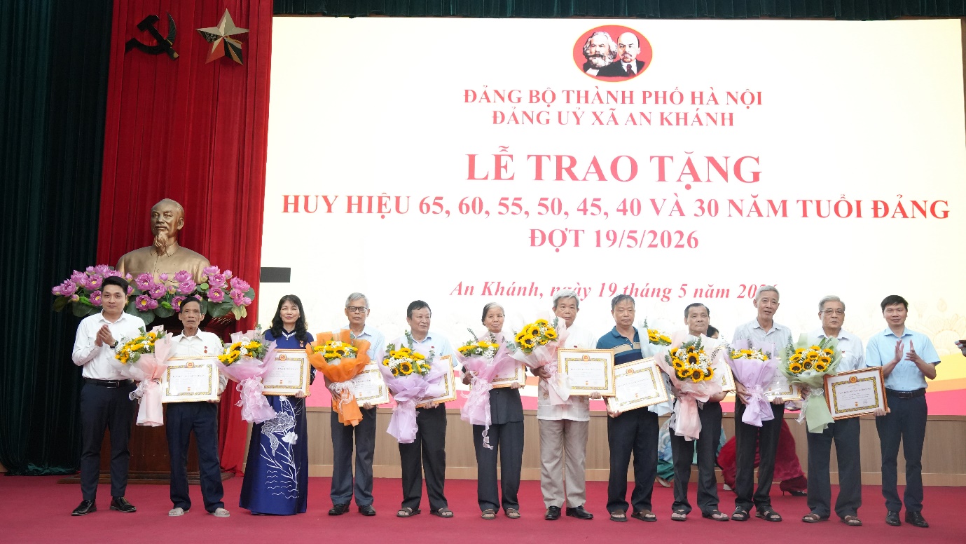 An Khánh: 34 đảng viên được trao tặng Huy hiệu Đảng đợt 19/5- Ảnh 9.