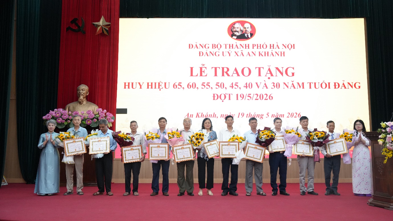An Khánh: 34 đảng viên được trao tặng Huy hiệu Đảng đợt 19/5- Ảnh 10.