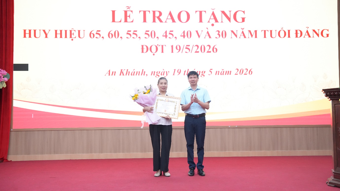An Khánh: 34 đảng viên được trao tặng Huy hiệu Đảng đợt 19/5- Ảnh 11.