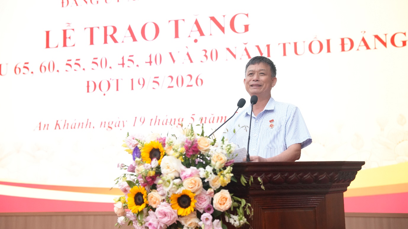 An Khánh: 34 đảng viên được trao tặng Huy hiệu Đảng đợt 19/5- Ảnh 12.