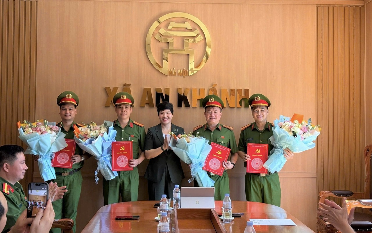 Đảng ủy xã An Khánh công bố và trao các quyết định về công tác cán bộ