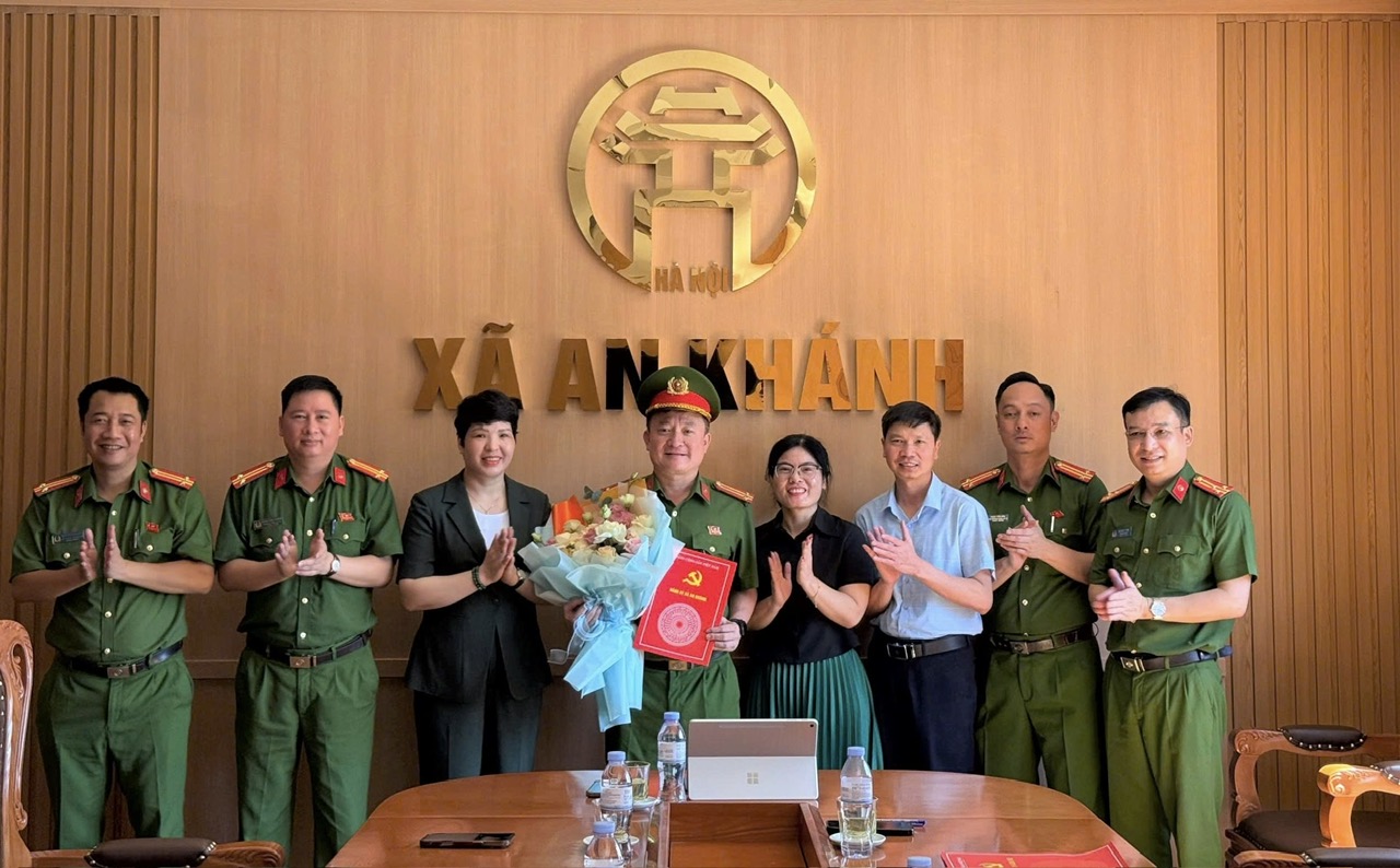 Đảng ủy xã An Khánh công bố và trao các quyết định về công tác cán bộ- Ảnh 1.
