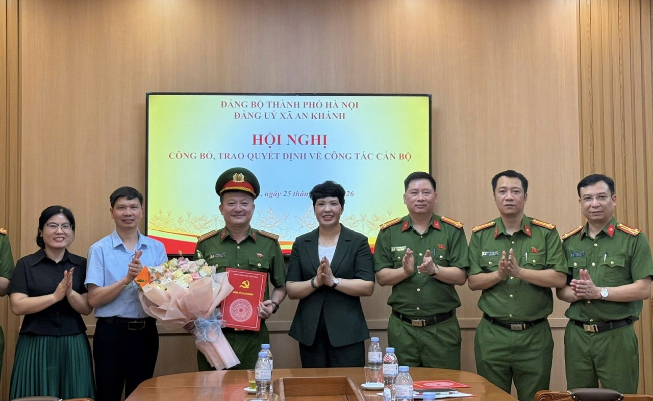 Đảng ủy xã An Khánh công bố và trao các quyết định về công tác cán bộ- Ảnh 2.