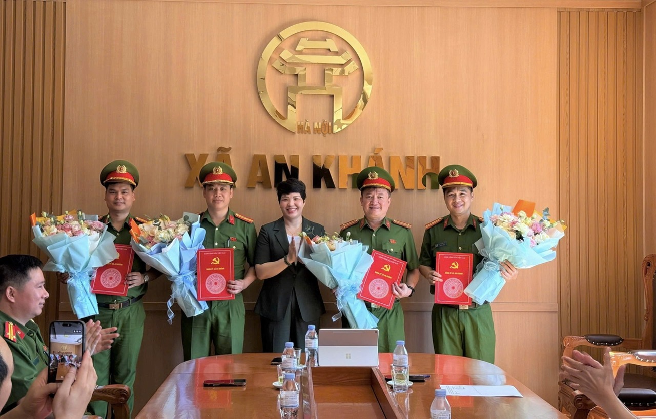 Đảng ủy xã An Khánh công bố và trao các quyết định về công tác cán bộ- Ảnh 3.