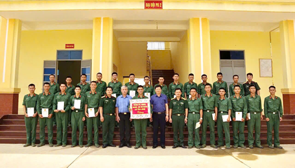 Xã Yên Lãng thăm, động viên tân binh đang huấn luyện tại các đơn vị quân đội- Ảnh 1.