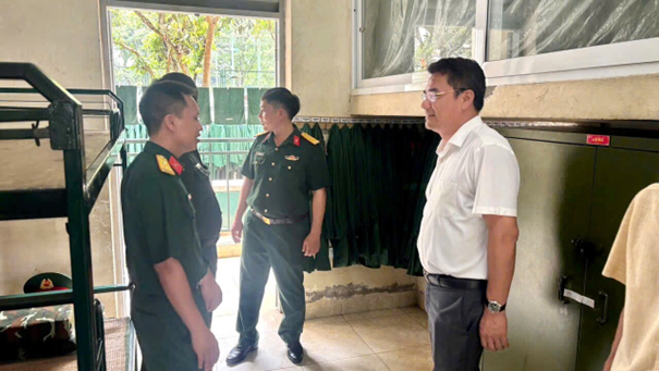 Xã Yên Lãng thăm, động viên tân binh đang huấn luyện tại các đơn vị quân đội- Ảnh 2.