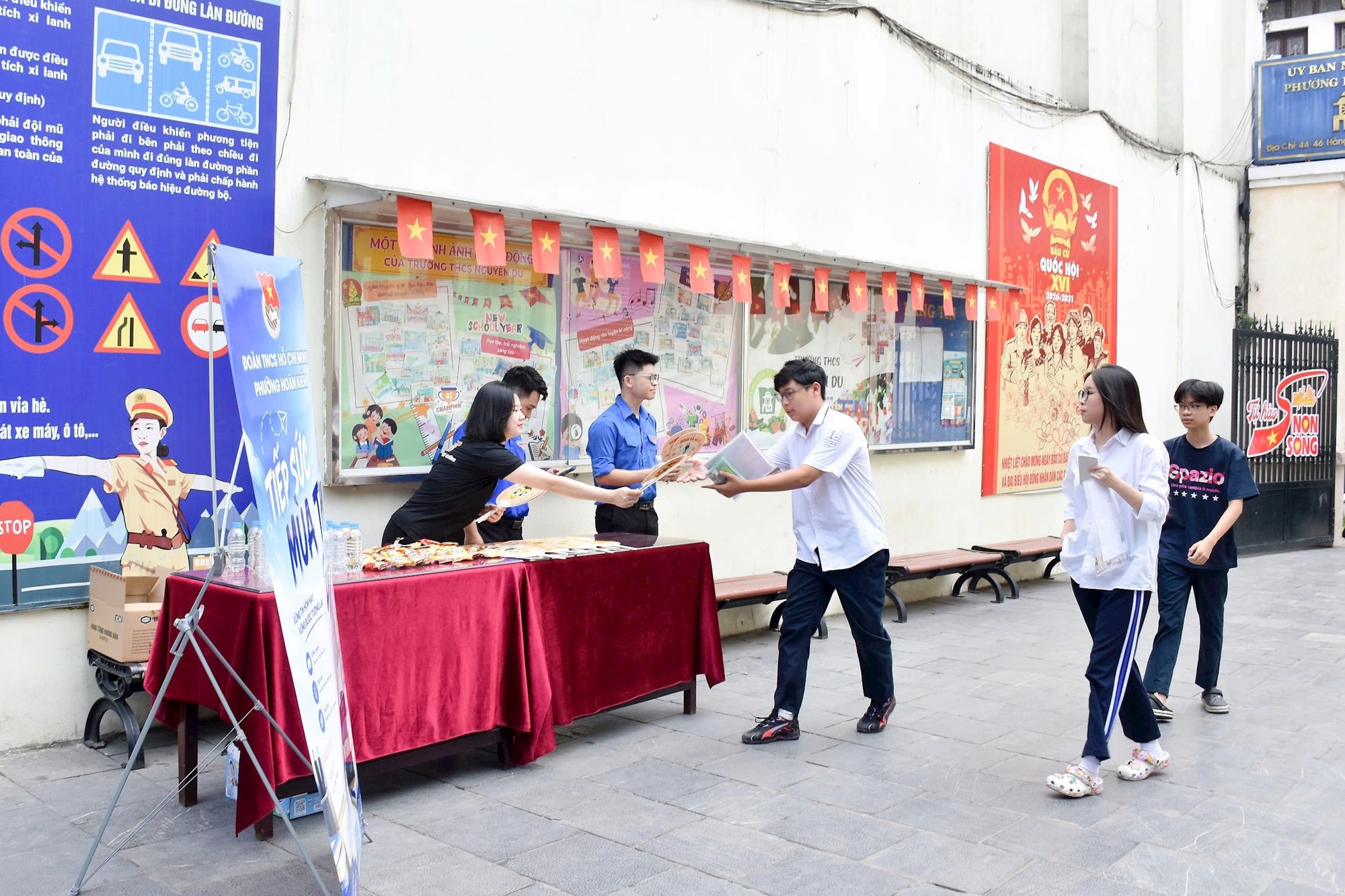 Ngày đầu kỳ thi lớp 10 ở Hà Nội:
Bảo đảm an toàn, tạo thuận lợi cho thí sinh- Ảnh 3. Ngày đầu kỳ thi lớp 10 ở Hà Nội:
Bảo đảm an toàn, tạo thuận lợi cho thí sinh- Ảnh 3.