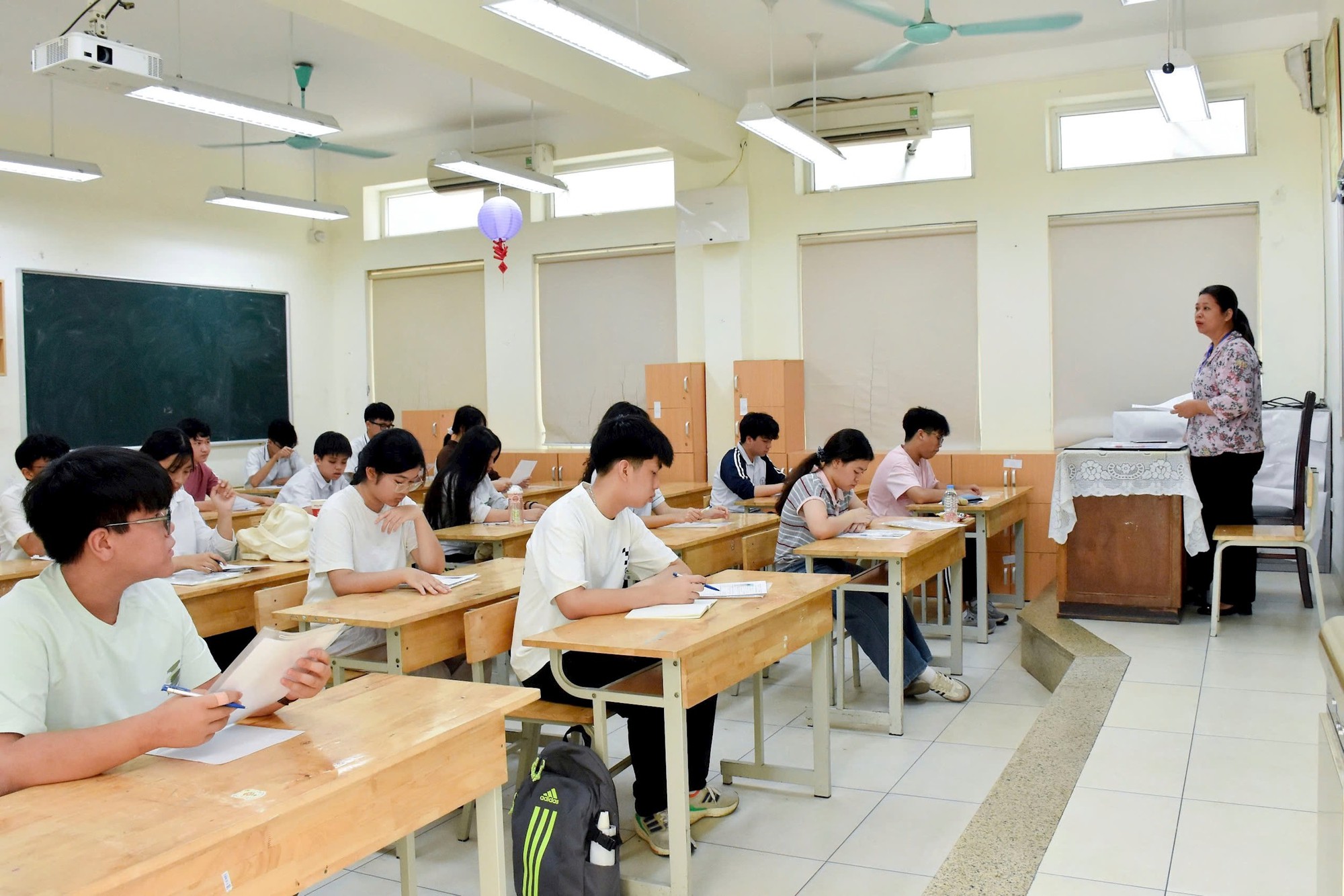 Ngày đầu kỳ thi lớp 10 ở Hà Nội:
Bảo đảm an toàn, tạo thuận lợi cho thí sinh- Ảnh 5. Ngày đầu kỳ thi lớp 10 ở Hà Nội:
Bảo đảm an toàn, tạo thuận lợi cho thí sinh- Ảnh 5.