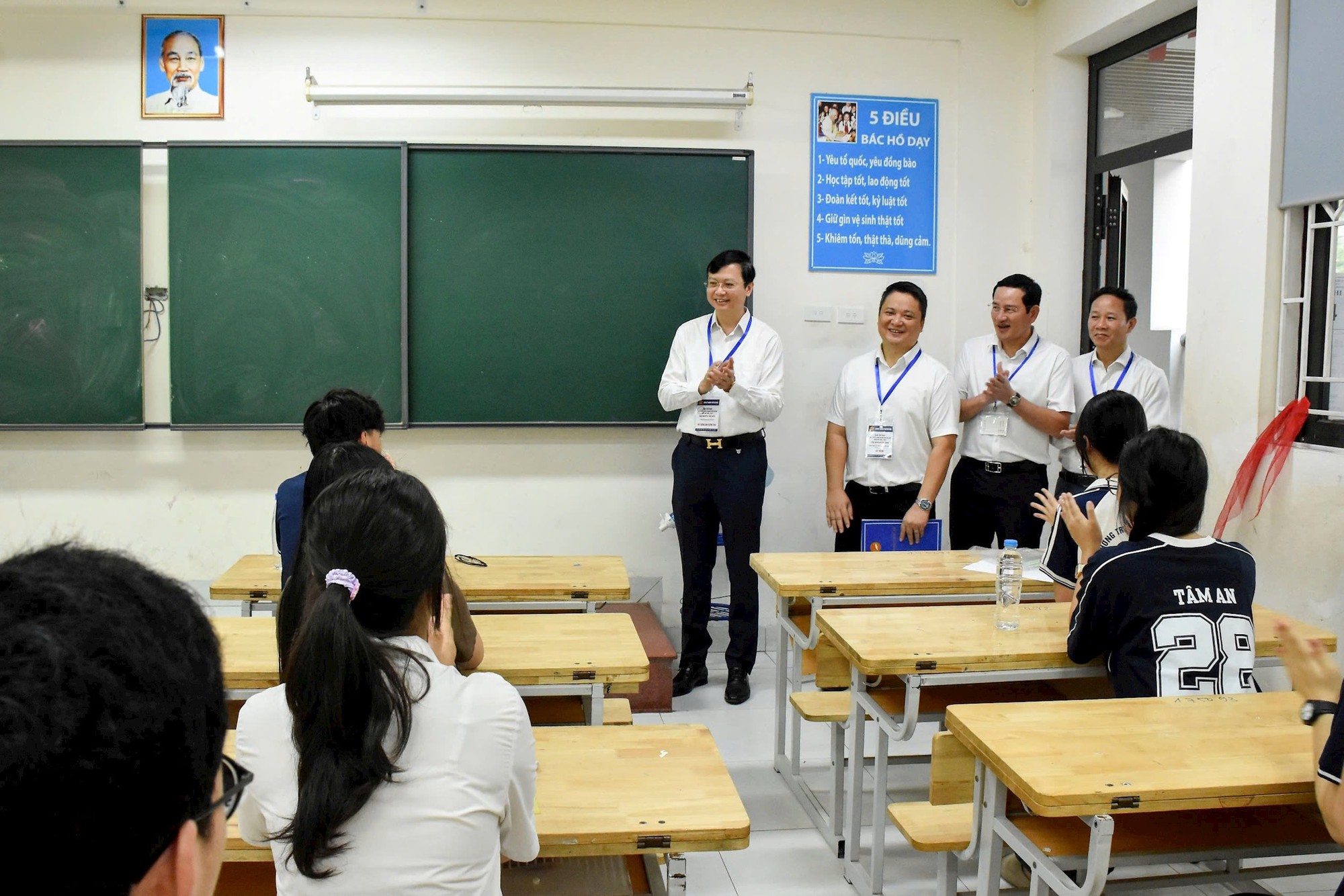 Ngày đầu kỳ thi lớp 10 ở Hà Nội:
Bảo đảm an toàn, tạo thuận lợi cho thí sinh- Ảnh 2. Ngày đầu kỳ thi lớp 10 ở Hà Nội:
Bảo đảm an toàn, tạo thuận lợi cho thí sinh- Ảnh 2.