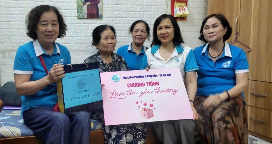 Hội Phụ nữ phường Ô Chợ Dừa tri ân gia đình chính sách- Ảnh 1.
