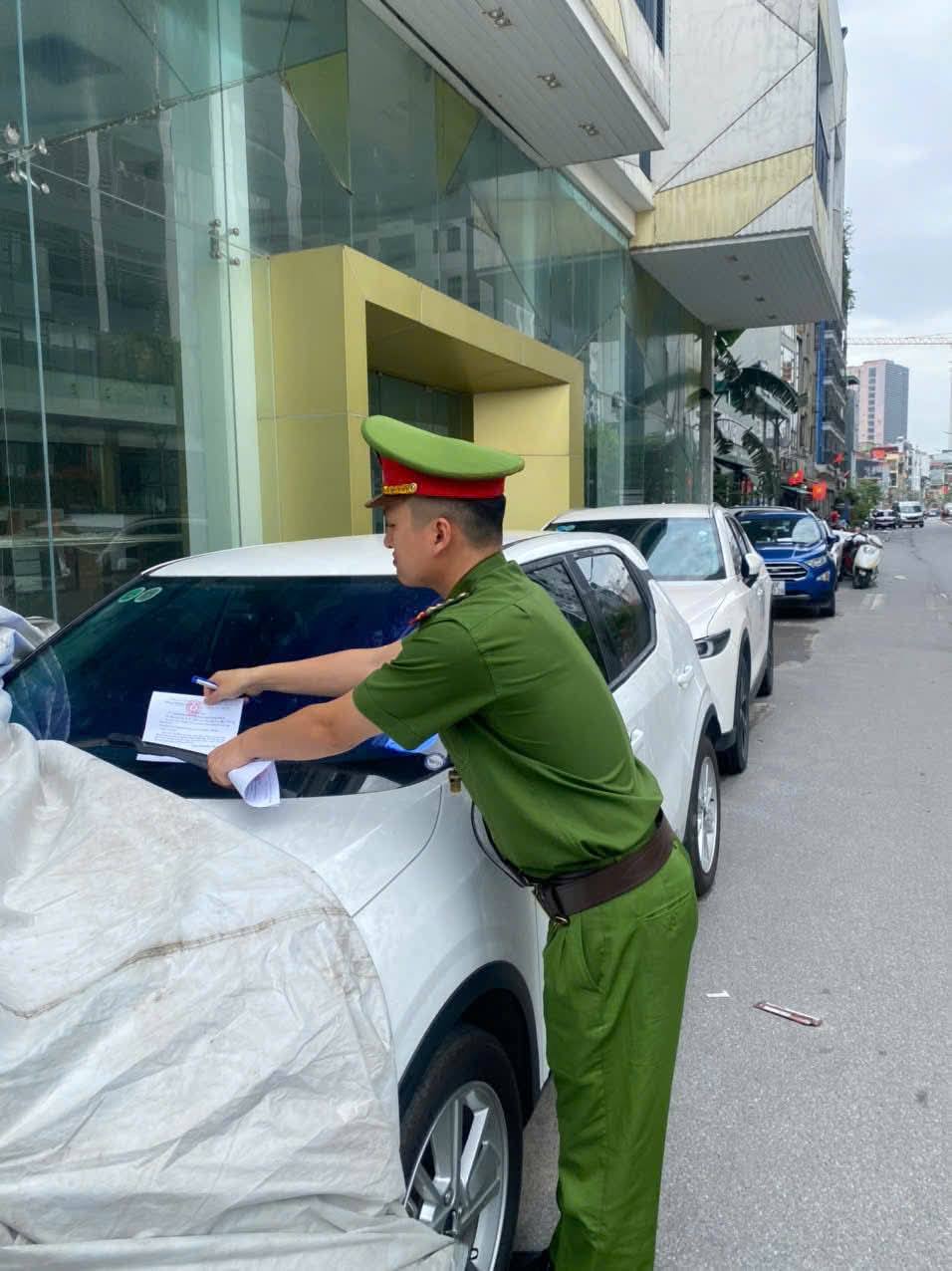 TĂNG CƯỜNG NHẮC NHỞ, XỬ LÝ VI PHẠM DỪNG, ĐỖ XE TẠI KHU ĐÔ THỊ - Ảnh 1.