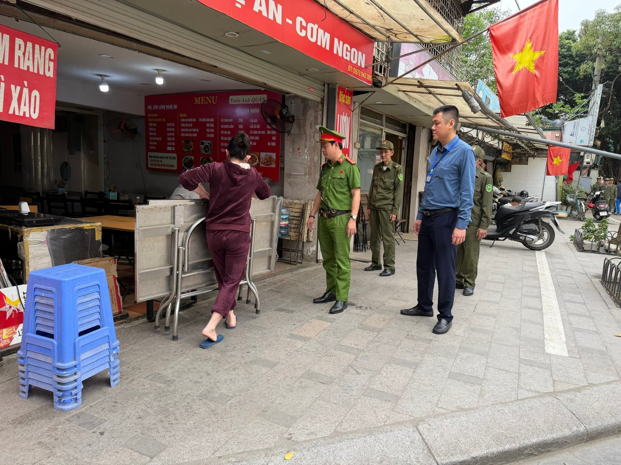 Phường Ô Chợ Dừa tạo chuyển biến ý thức, gỡ “điểm nghẽn” giao thông- Ảnh 1.