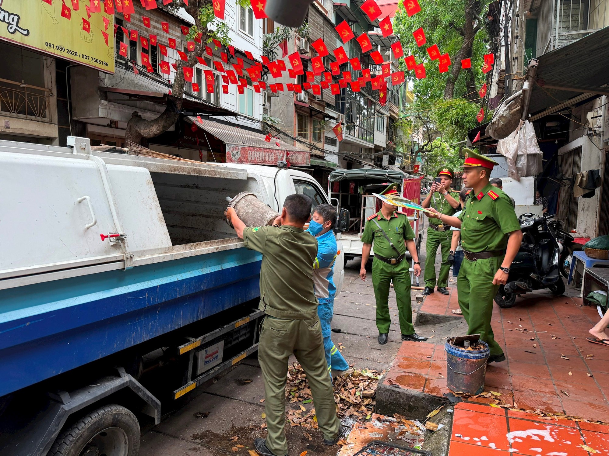 Phường Ô Chợ Dừa xử lý vi phạm trật tự đô thị tại "điểm nóng"- Ảnh 1.