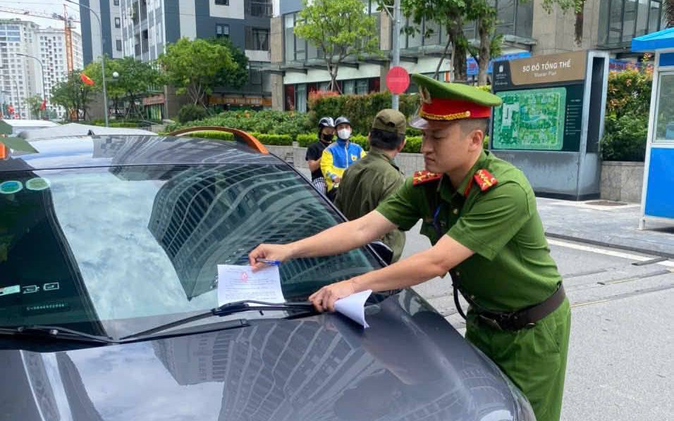 TĂNG CƯỜNG NHẮC NHỞ, XỬ LÝ VI PHẠM DỪNG, ĐỖ XE TẠI KHU ĐÔ THỊ 